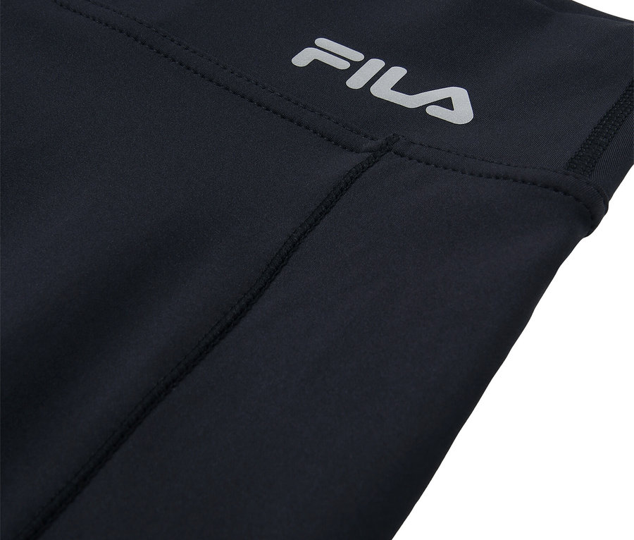Detailansicht einer schwarzen Leggings mit silbernem FILA-Logo.