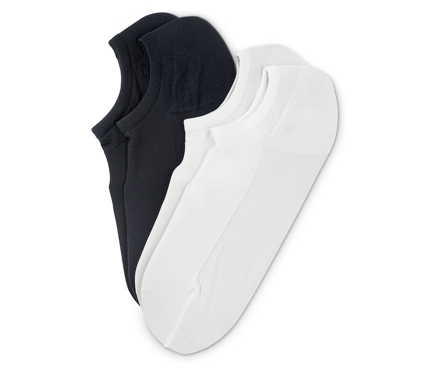 Nahaufnahme von zwei Paar Füßlingen, eines in Marineblau und eines in Weiß, auf einem weißen Hintergrund.