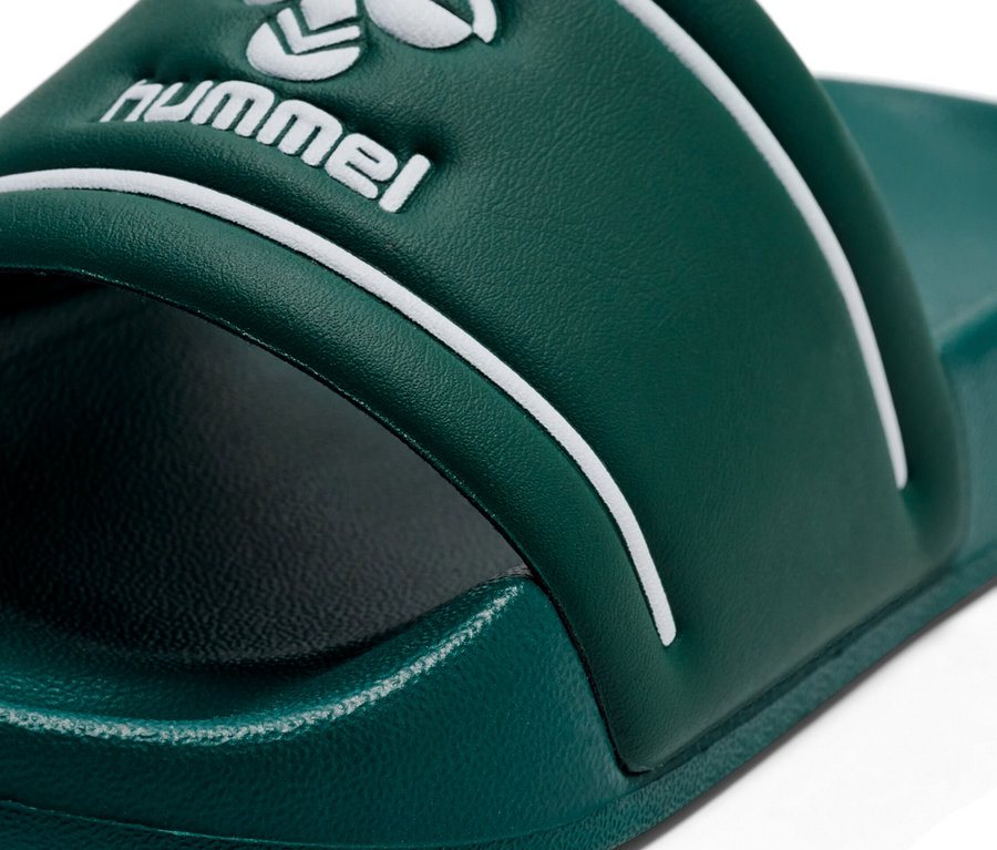 Nahaufnahme eines einzelnen, grünen Hummel-Badeschuhs mit weißem Logo und Streifen.