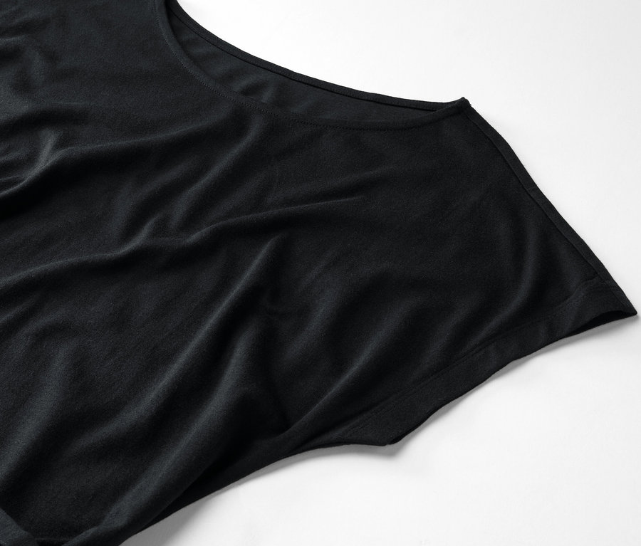 Nahaufnahme eines schwarzen T-Shirts mit Rundhalsausschnitt auf weißem Hintergrund.