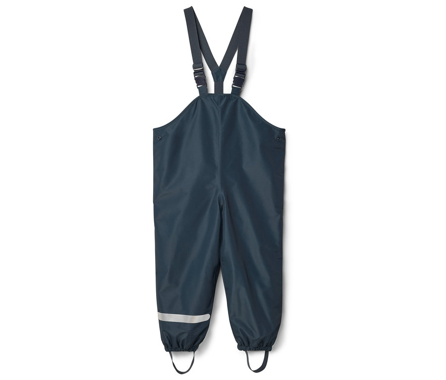 Blaue Regenhose mit Hosenträgern und Reflektorstreifen an einem Hosenbein.