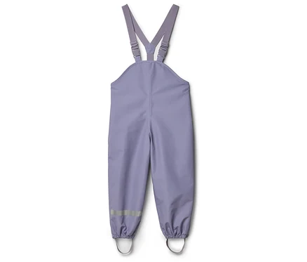 Lila Regenhose mit Hosenträgern und Reflektoren an den Beinenden, freigestellt vor weißem Hintergrund.