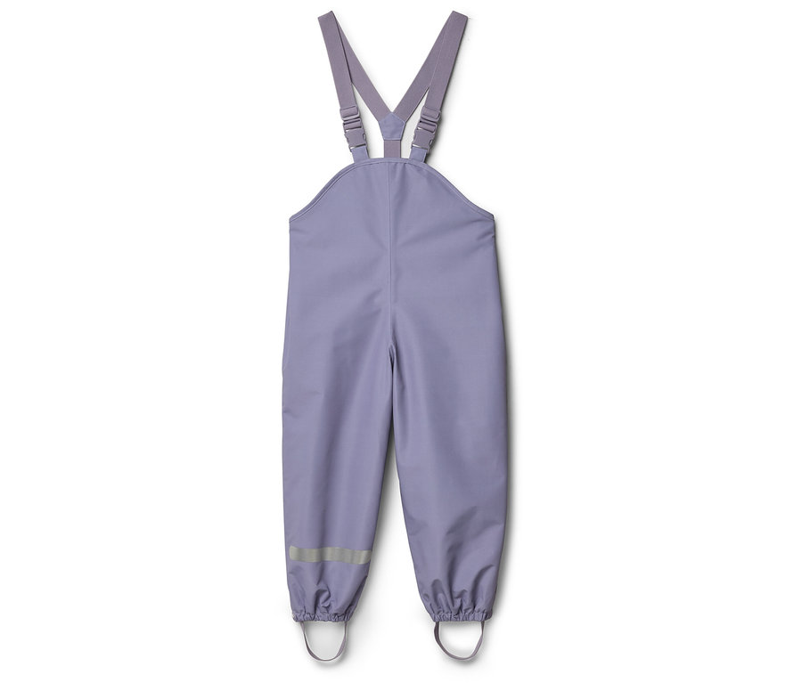 Lila Regenhose mit Hosenträgern und Reflektoren an den Beinenden, freigestellt vor weißem Hintergrund.