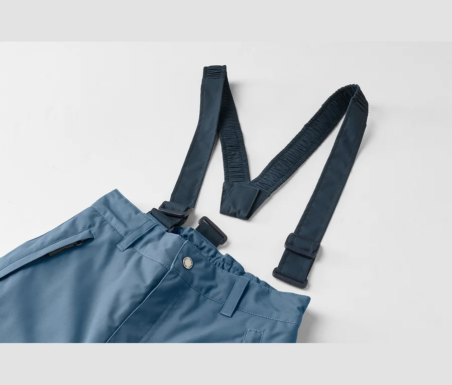 Blaue Skihose mit dunkelblauen, elastischen Hosenträgern, die eine M-Form bilden. Die Hose hat Gürtelschlaufen und eine Reißverschlusstasche.
