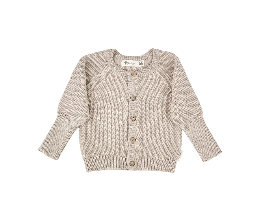 Beige gestrickte Baby-Strickjacke mit Rundhalsausschnitt, langen Ärmeln und Holzknöpfen. Gerippte Bündchen und Saum.