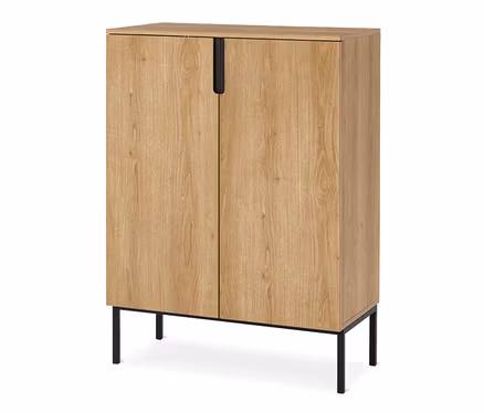 Heller Holzschrank mit zwei Türen und integrierten schwarzen vertikalen Griffen, auf vier schwarzen Metallfüßen stehend.