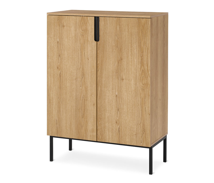 Heller Holzschrank mit zwei Türen und integrierten schwarzen vertikalen Griffen, auf vier schwarzen Metallfüßen stehend.