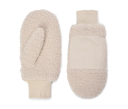 Zwei hellbeige Teddy-Fäustlinge mit gerippten Bündchen, einer mit einem glatten, rechteckigen Einsatz auf der Rückseite.