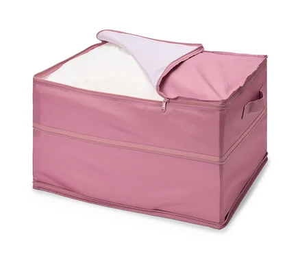 Rosa Aufbewahrungsbox mit teilweise geöffnetem Reißverschluss und weißer Wäsche im Inneren.