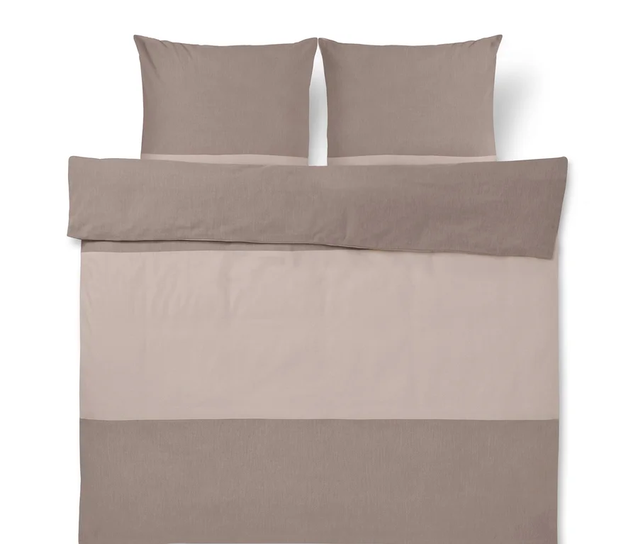 Flanell-Bettwäsche in Hellbraun-Taupe. Ein Bettbezug mit horizontalen Streifen in zwei Farbtönen und zwei passende Kissenbezüge.