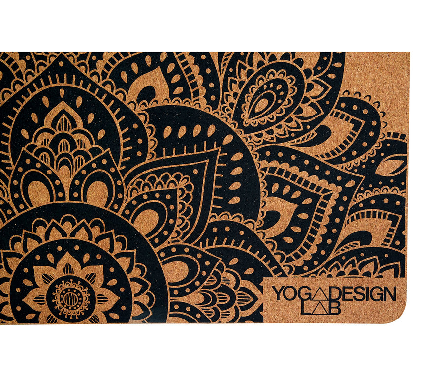 Detailaufnahme einer Kork-Yogamatte mit schwarzem Blumendesign.