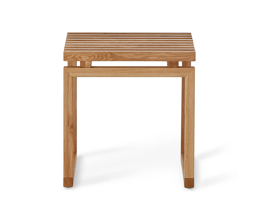 Ein Hocker aus Holz mit einer Sitzfläche aus Lamellen.