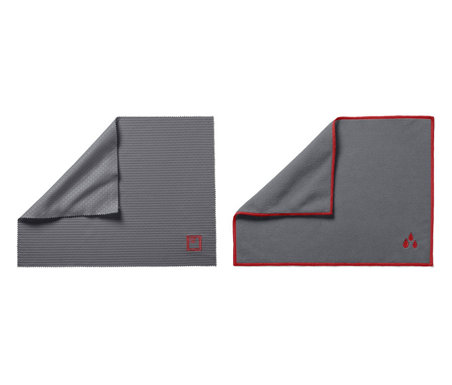 Zwei graue Reinigungstücher: ein 1 Fenstertuch und 1 Poliertuch und eins aus dem Reinigungstuch-Set.