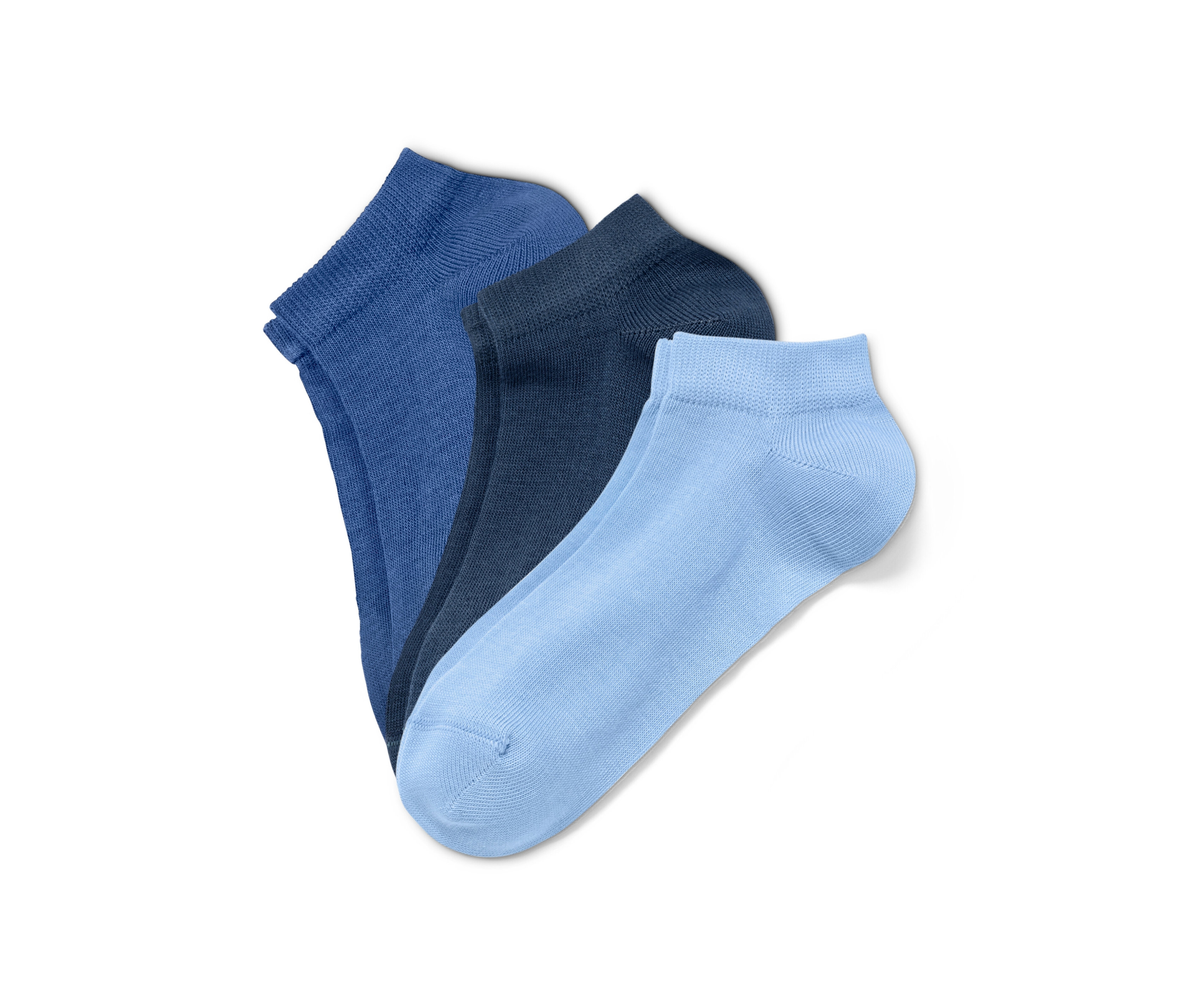 Drei Paar Sneakersocken aus Bio-Baumwolle in Blautönen.