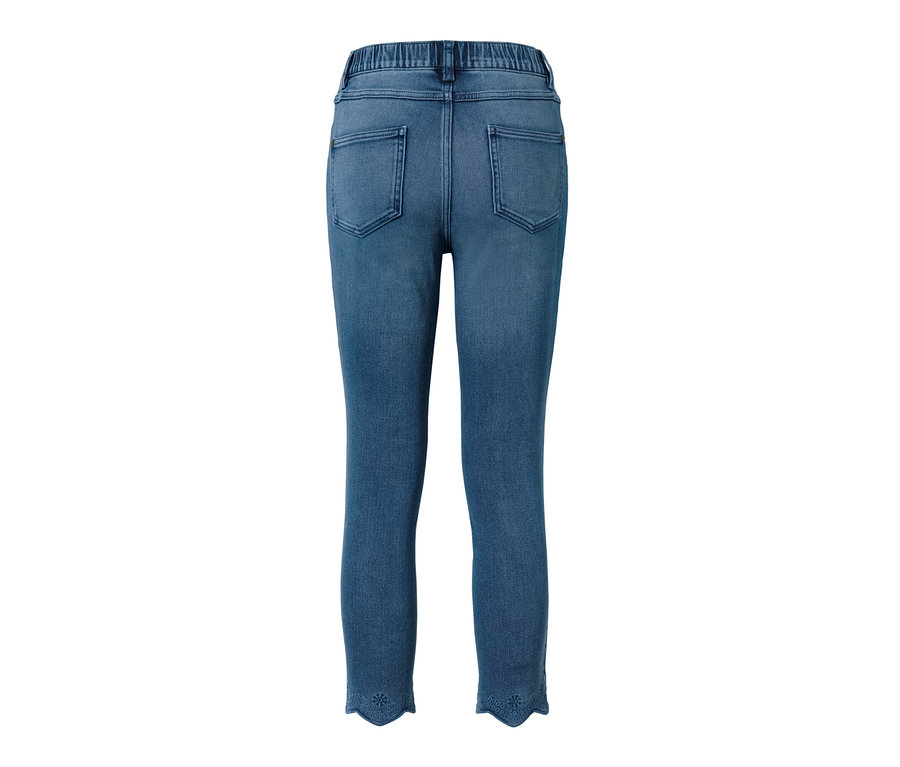Detailaufnahme der Rückseite einer hellblauen 7/8-Treggings mit Lochstickerei am Saum.