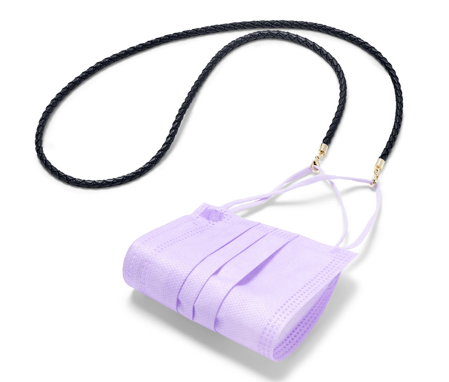 Lila Maske hängt an Multifunktionskette.