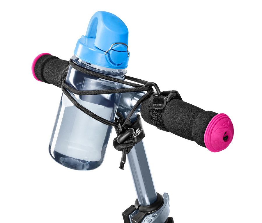 Eine Trinkflasche ist mit einem Lenkerspannband an einem Lenker befestigt.