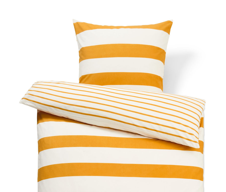 Draufsicht eines Bettwäschesets: Bettbezug und zwei Kissen mit orange-weißen horizontalen Streifen.