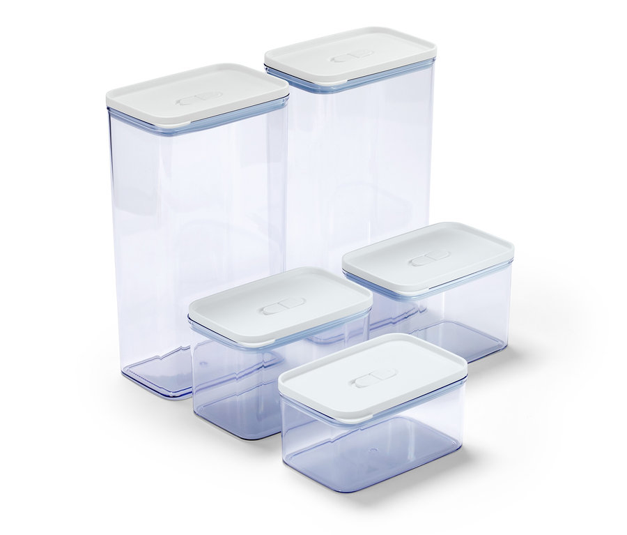 Fünf durchsichtige Vorratsdosen mit weißen Deckeln in verschiedenen Größen.