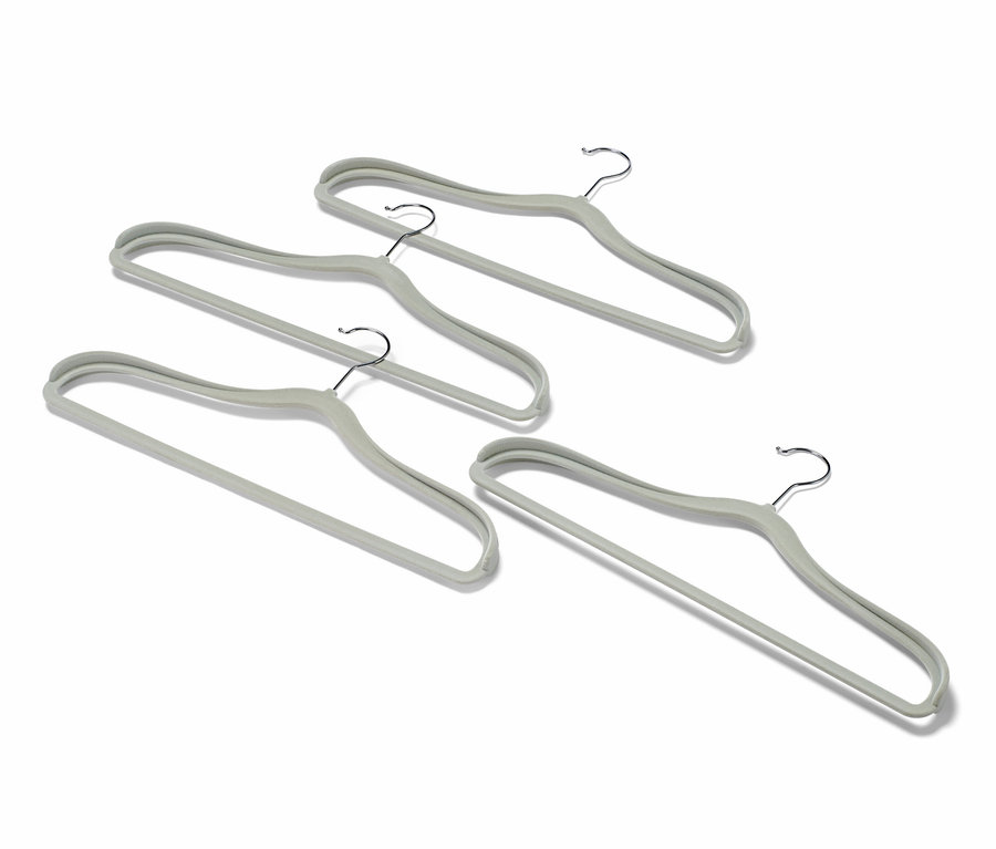 Vier schulterverstärkte Kleiderbügel.