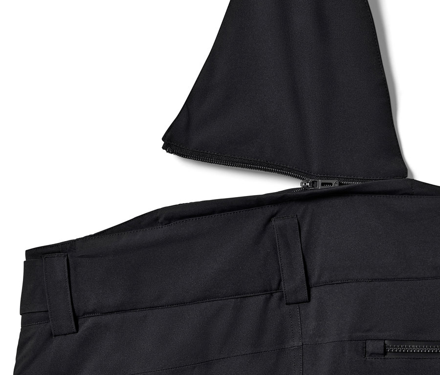 Detailaufnahme einer schwarzen High-Tech-Skihose mit Reißverschluss und Gürtelschlaufen.