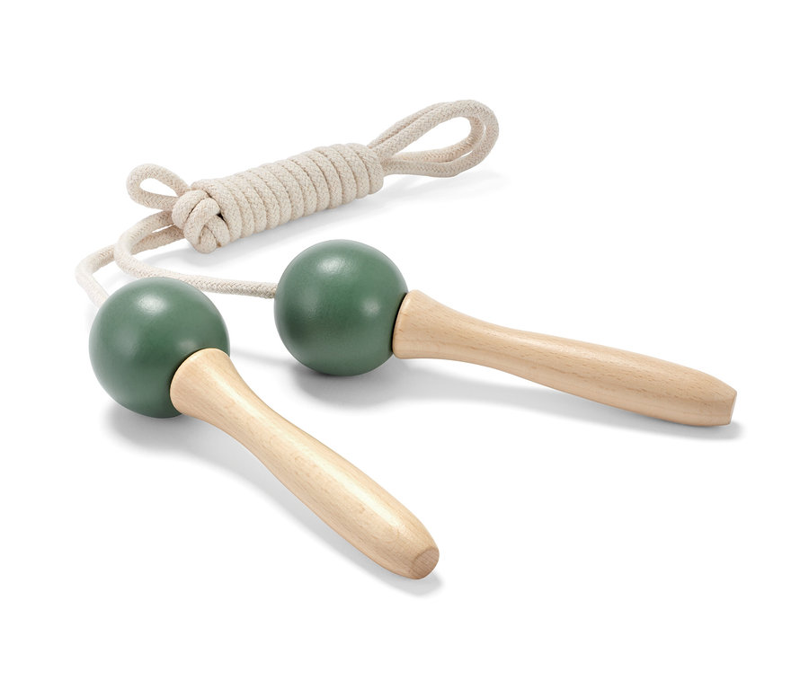 Ein grünes Springseil mit Holzgriffen und aufgerolltem Seil.