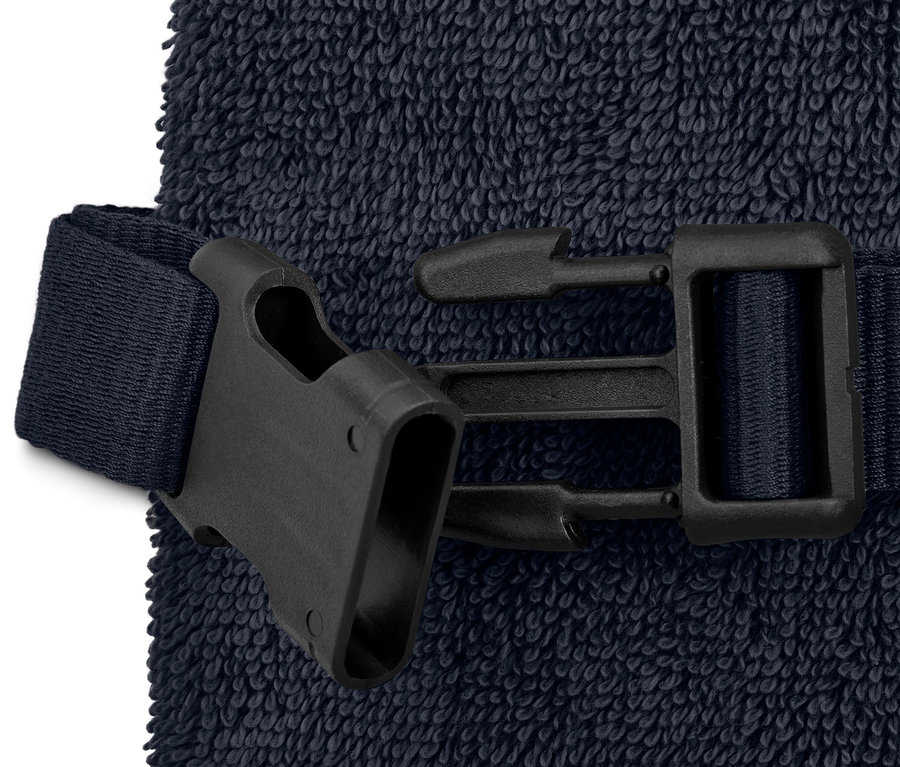 Detailansicht eines Verschlusses und Gurtes an einem Hunde-Bademantel.