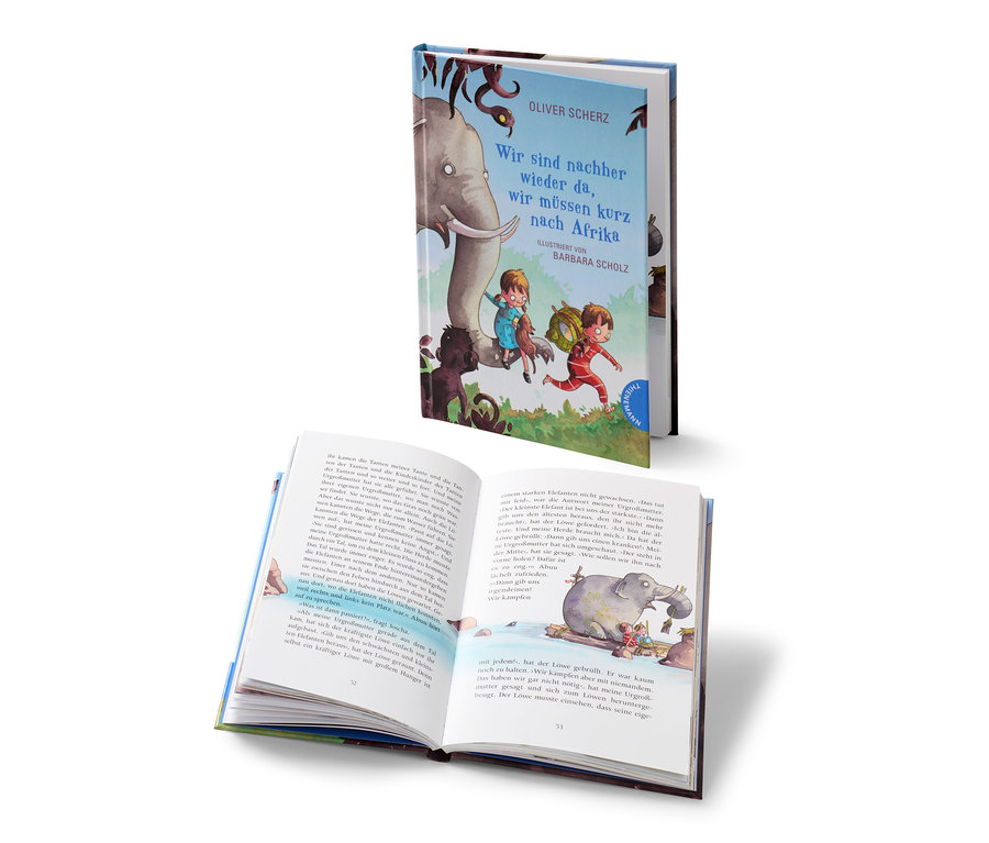 Zwei Bücher, eines offen und eines geschlossen, mit Illustrationen auf dem Cover. Das offene Buch liegt auf dem Buchrücken, das geschlossene Buch steht dahinter. Auf dem Cover ist das Buch "Wir sind nachher wieder da, wir müssen kurz nach Afrika" abgebildet.