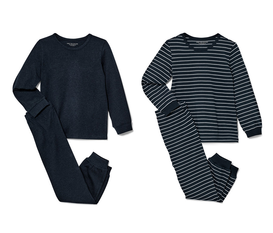 Zwei blaue Kinder-Pyjamas, eines einfarbig und eines blau-weiss gestreift.