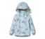Hellblaue Kinder-Regenjacke mit Kapuze, bedruckt mit Rittern, Burgen und Bäumen.