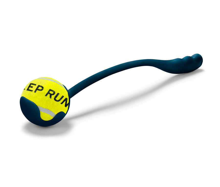 Ballschleuder mit gelbem Tennisball und blauem Griff.