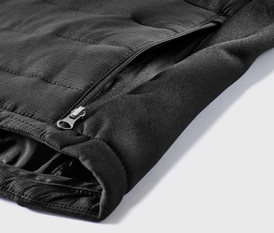 Detail einer Thermo-Steppweste mit Reißverschlusstasche.