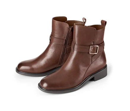 Braune Leder-Boots auf weißem Hintergrund.
