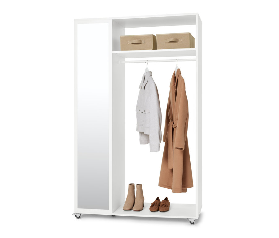 Eine mobile Spiegelschrank-Garderobe mit Mänteln, Schuhen und Aufbewahrungsboxen.