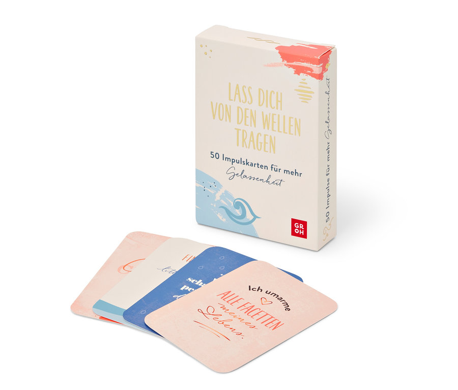 Ein Gelassenheits-Karten-Set »Lass Dich von den Wellen tragen« und einige Karten aus dem Set.