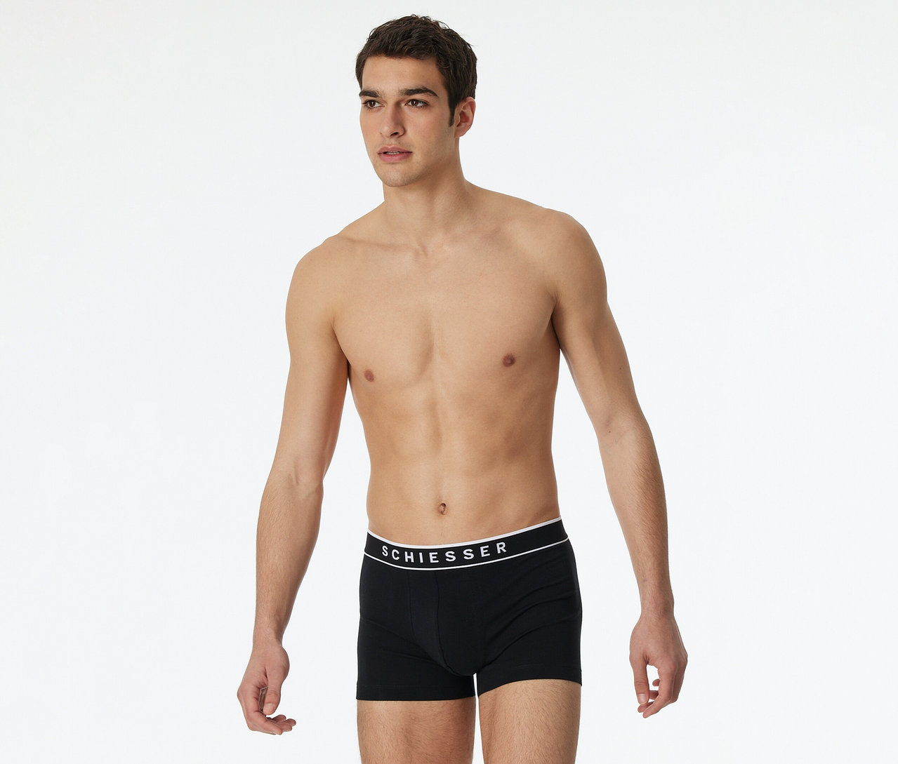 Mann trägt schwarze SCHIESSER Shorts mit weißem Bund.