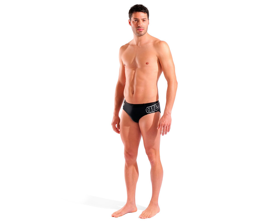 Mann posiert in arena Badehosen-Slip Scratchy, schwarz.