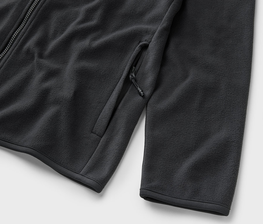 Detail einer anthrazitfarbenen Fleecejacke.