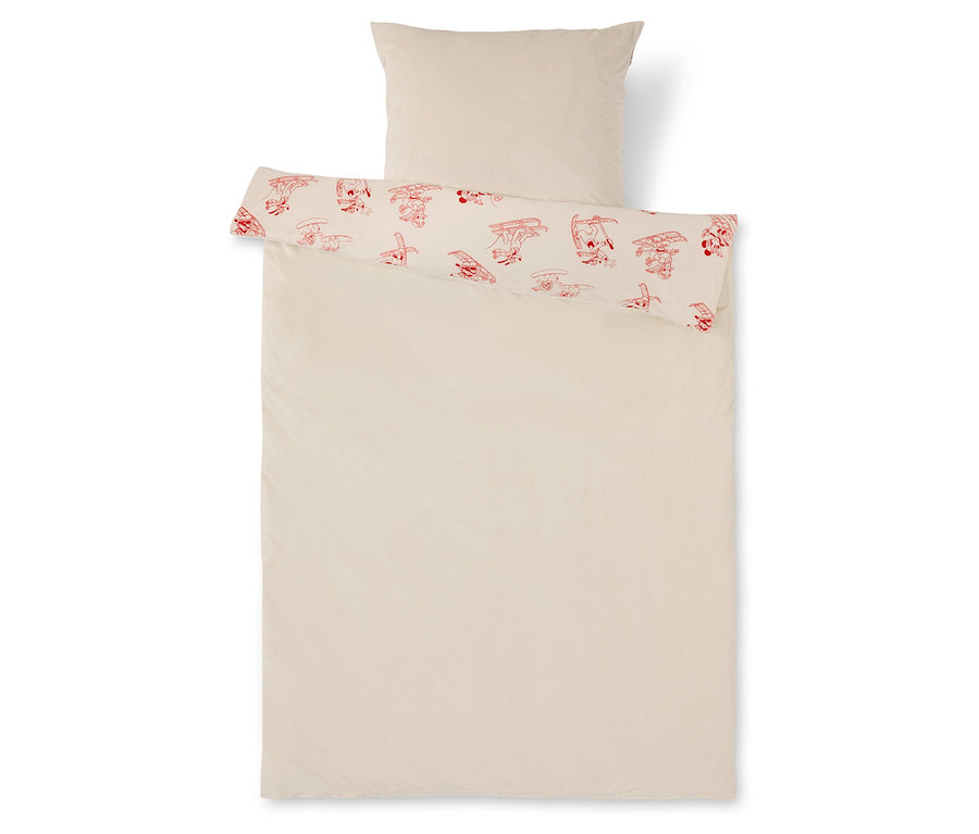Beige Bettwäsche mit roten Cartoon-Motiven.