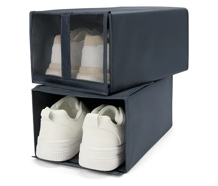 Zwei Schuhboxen gestapelt. Im oberen Schuhkarton sind Schuhe durch die transparente Vorderseite sichtbar.