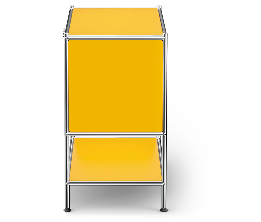 Gelbes Regal mit Chromrahmen.