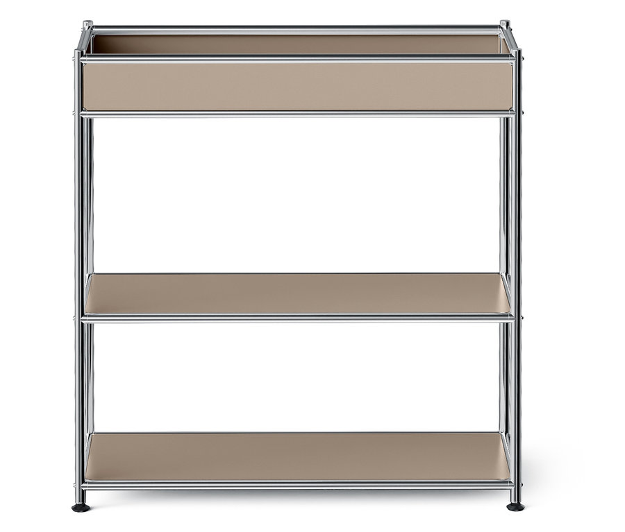 Ein dreistöckiges Regal mit beigen Regalböden und silbernem Rahmen.