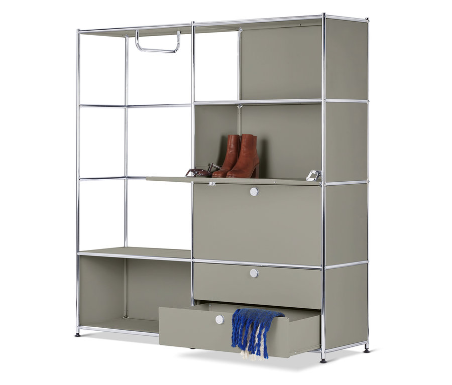 Ein Schuhschrank mit einer offenen Schublade, auf der ein blauer Schal liegt, im oberen Teil des Schuhschranks befinden sich Stiefel und eine Brille.