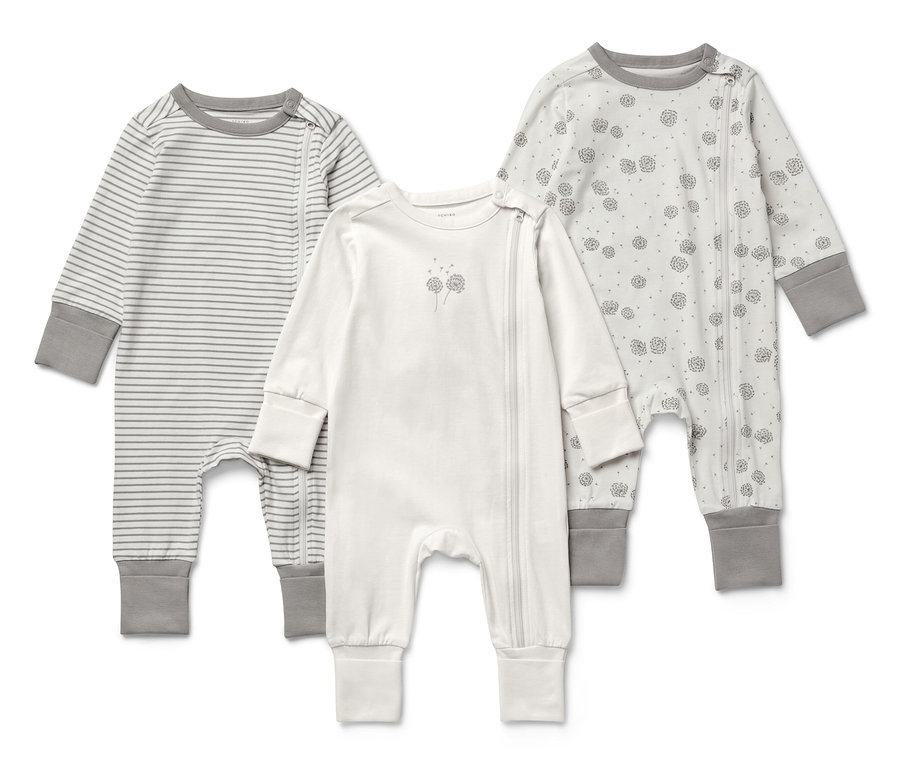 Drei Baby-Pyjamas liegen auf einem weißen Hintergrund.