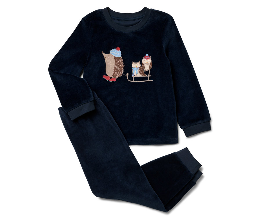 Blauer Samt Pyjama mit einem Igel, der einen Schlitten mit einer Eule zieht.