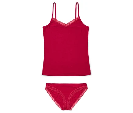 Ein rotes Tanktop mit dünnen Trägern und Spitzendetails liegt über einem passenden roten Höschen mit Spitze.