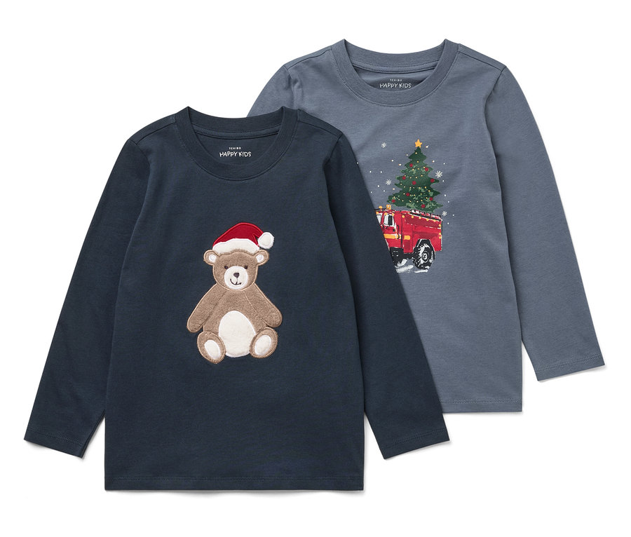 Zwei Kinder Langarmshirts. Ein dunkelblaues mit einem Bären mit Weihnachtsmütze und ein graues mit einem Weihnachtsbaum auf einem Feuerwehrauto.