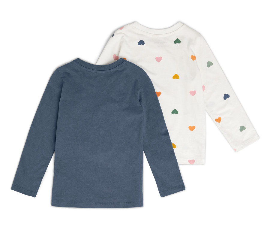 Zwei langärmelige Kinder-T-Shirts, eines blau und eines weiß mit Herzmuster.