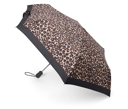 Geöffneter Regenschirm mit Leopardenmuster und schwarzem Rand.