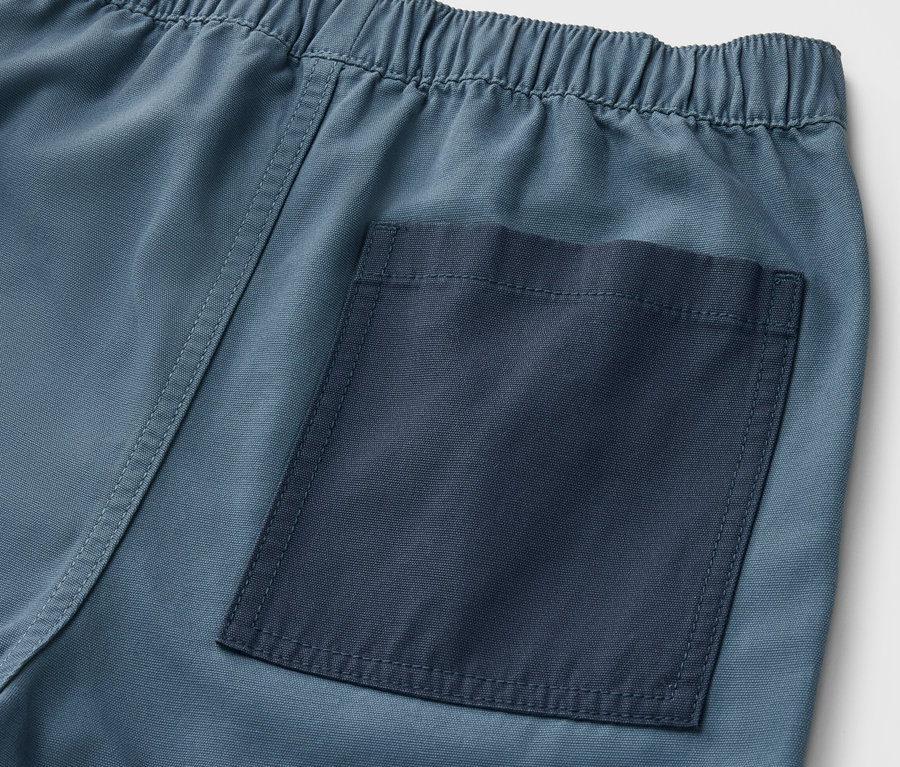 Detailaufnahme von Kinder-Bermudashorts mit Gummibund und Gesäßtasche.